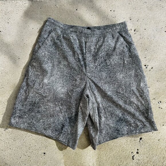 LULUEMON Men's Gray White Patterned Shorts Size Medium - Picture 1 of 9